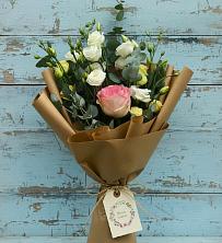 Букет цветов из:  Розы и Лизиантусы в Среднем