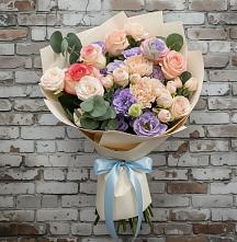 Букет цветов из:  Розы, Лизиантусы и Гвоздики в Среднем