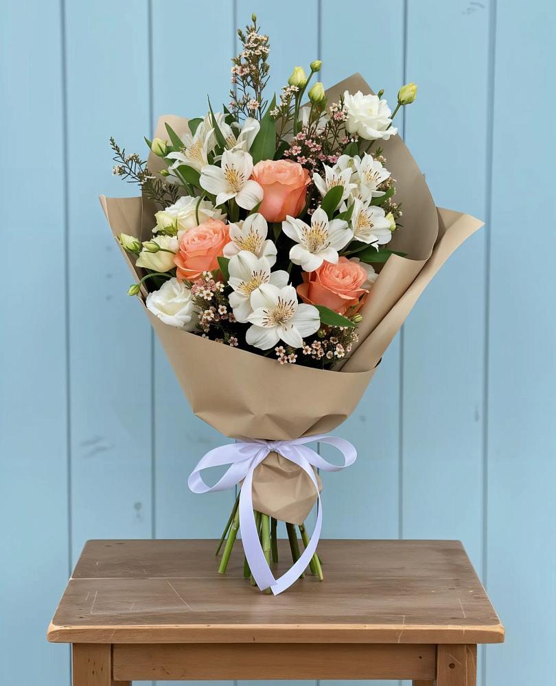 Букет цветов из: Альстромерии, Лизиантусы, Розы и Хризантемы в Среднем