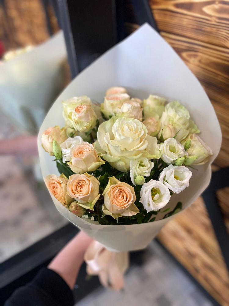 Букет цветов из: Розы и Лизиантусы в Среднем