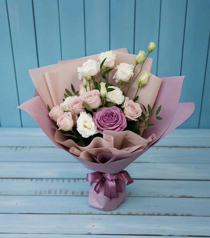 Букет цветов из: Розы и Лизиантусы в Среднем